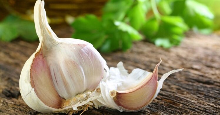 Knoblauch ist ein traditionelles Volksheilmittel gegen Parasiten. 