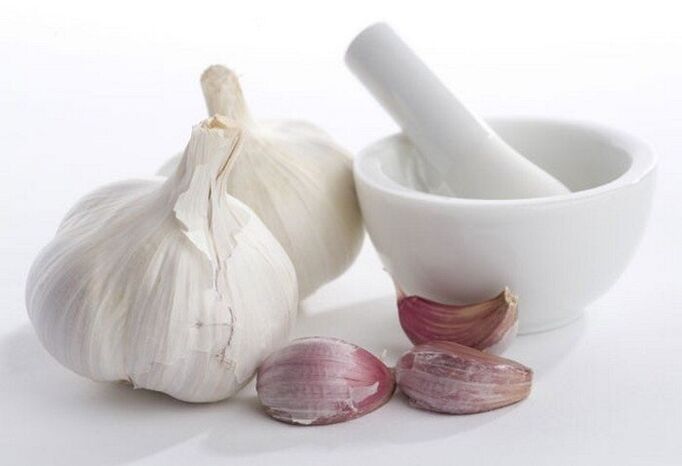 Knoblauch ist ein Volksheilmittel gegen Würmer bei Erwachsenen
