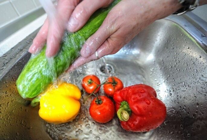 Um eine parasitäre Infektion zu verhindern, ist es notwendig, Gemüse vor dem Verzehr zu waschen.